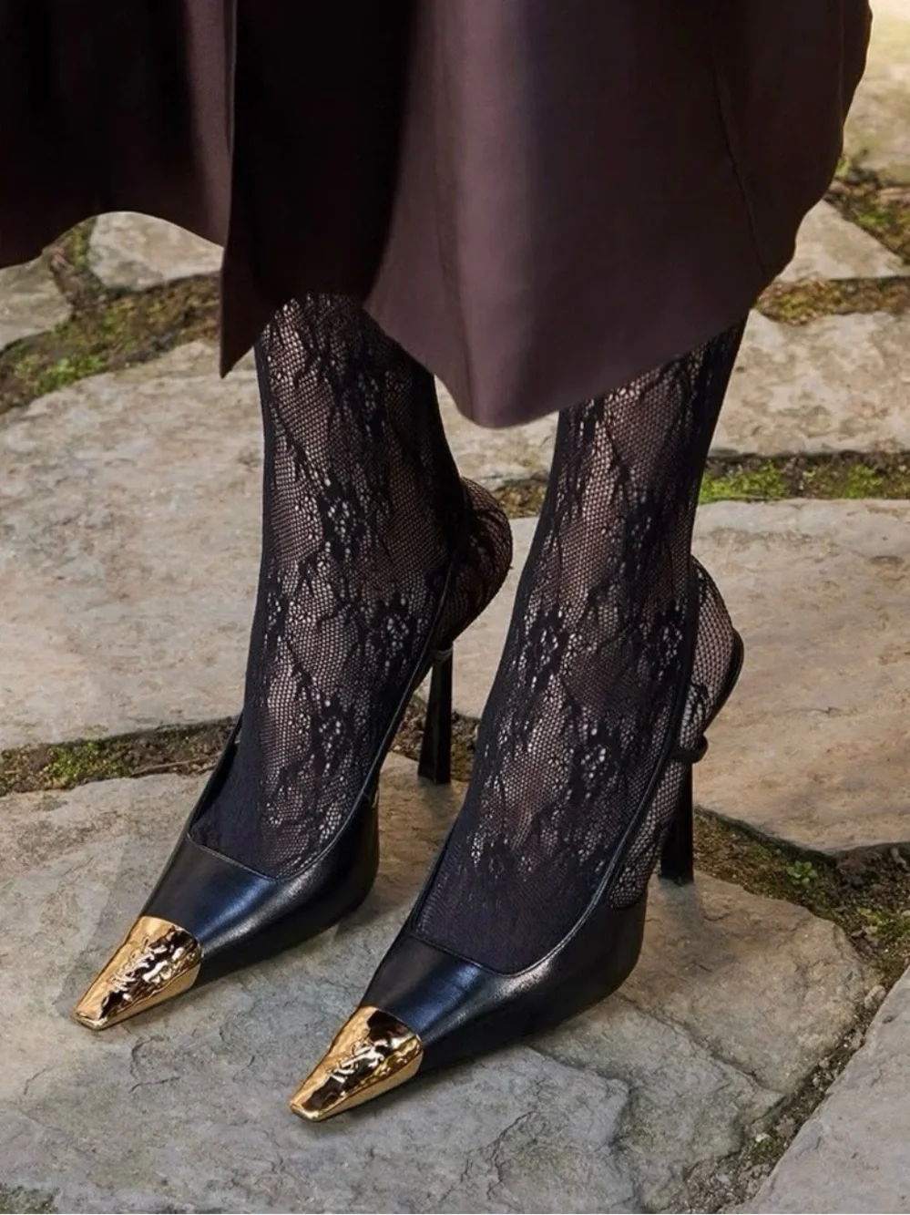 Saint Laurent Jeanne Slingback Pumps in smooth leather - black and gold - Picture 6 of 8